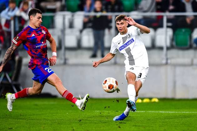SOSNOWIEC, POLAND - OCTOBER 5: Bogdan Racovitan (25) of Rakow Czestochowa and Szymon Wlodarczyk (9) of Sturm Graz during UEFA Europa League Matchday 2 group stage match between Rakow Czestochowa and Sturm Graz at Zaglebiowski Park Sportowy on October 5, 2023 in Sosnowiec, Rakow Czestochowa v Sturm Graz Copyright: xMateuszxSobczakx