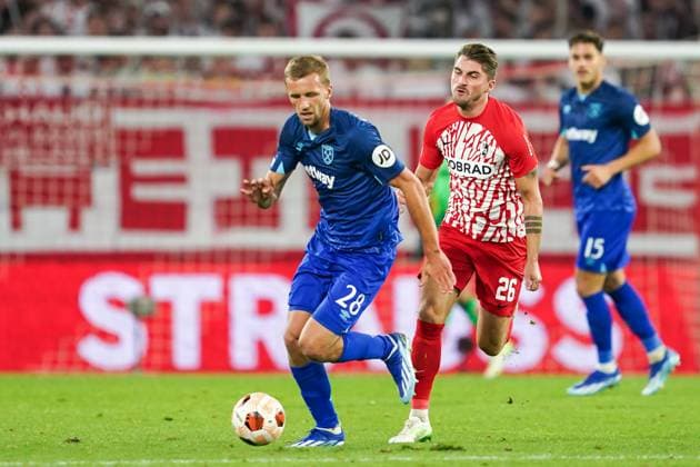 Germany, Freiburg, 5th October 2023: Tomas Soucek (28 West Ham) and Maximilian Philipp (26 Freiburg) during the UEFA Europa League football match between SC Freiburg and West Ham United at Europa Park Stadium in Freiburg, Germany. (Daniela Porcelli SPP) Copyright: xDanielaxPorcellix xSPPx spp-en-DaPoSp-20231005-DP109903