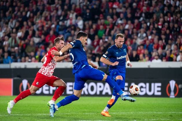 Konstantinos Mavropanos West Ham United, 15 in duel with Maximilian Philipp SC Freiburg, 26 , GER, SC Freiburg SCF vs West Ham United WHU , Football UEFA Europa League, Group A, Matchday 2, Season 2023 2024, 05 10 2023 GER, SC Freiburg SCF vs West Ham United WHU , Football UEFA Europa League, Group A, Matchday 2, Season 2023 2024, 05 10 2023 Freiburg Copyright: xEibner-Pressefoto Memmlerx EP_MMR