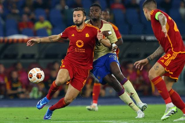 Football: UEFA Europa League 2023-2024 - group G - SS Lazio vs AS Roma vs Servette FC at Olympic Stadium in Rome on 05th october 2023 Rome, Italy 05.10.2023: Bryan Cristante of Roma, Theo Magnin of Servette in action during the UEFA Europa League 2023-2024, group G, football match between AS Roma vs Servette FC at Olympic Stadium in Rome. Rome Olympic italy Copyright: xmarcoxiacobucci