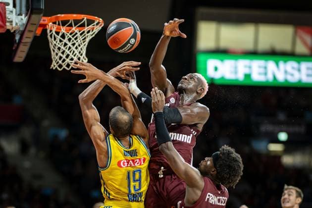 Sport Themen der Woche KW40 Sport Bilder des Tages Basketball München 05.10.2023 Saison 2023 2024 Euroleague Regular Season FC Bayern München - Alba Berlin Isaac Bonga (München, No.09) Louis Olinde (Alba Berlin, No.19) *** Basketball Munich 05 10 2023 2024 Euroleague Regular Season FC Bayern München Alba Berlin Isaac Bonga Munich, No 09 Louis Olinde Alba Berlin, No 19