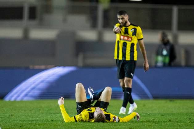 231005 Simon Gustafson of Häcken in pain during the UEFA Europa League football match between Häcken and Qarabag on October 5, 2023 in Gothenburg Photo Mathias Bergeld BILDBYRAN code MB MB0740 football soccer football uefa europa league häcken qarabag bbeng  Copyright: MATHIASxBERGELD BB231005MB032