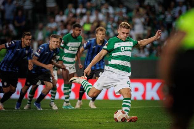 Viktor Gyokeres scores penalty during UEFA Europa League 23 24 game between Sporting CP and Atalanta BC at Estadio Jose Alvalade, Lisbon, Portugal. (Maciej Rogowski) Lisbon Estadio Jose Alvalade Portugal Copyright: xMaciejxRogowskix sporting-atalanta-05-10-2023-61