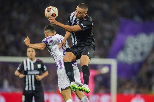 SOCCER - UEFA EL, Toulouse vs LASK TOULOUSE,FRANCE,05.OCT.23 - SOCCER - UEFA Europa League, group stage, Toulouse FC vs Linzer ASK. Image shows Vincent Sierro (Toulouse) and Marin Ljubicic (LASK).  GEPAxpictures xManuelxBinder