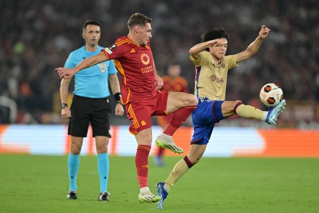 Foto Alfredo Falcone LaPresse 05 Ottobre 2023 - Roma, Italia - calcio - Roma vs Servette - Uefa Europa League 2023-2024 Girone G - Stadio Olimpico. Nella foto: Andrea Belotti (11 AS Roma)Keigo Tsunemoto (Servette FC) Foto Alfredo Falcone LaPresse October 05, 2023 Rome, Italy - sport, soccer - Roma vs Servette - Uefa Europe League 2023-2024 Group G - Olimpic Stadium. In the pic: Andrea Belotti (11 AS Roma)Keigo Tsunemoto (Servette FC)  Copyright: xAlfredoxFalcone LaPressex