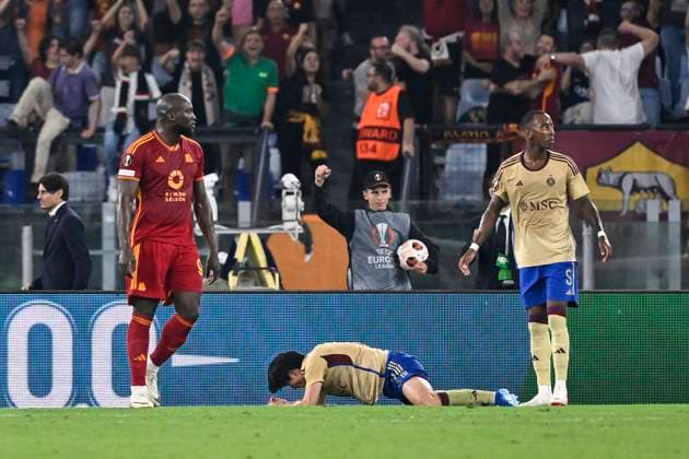 Servette players look dejected after Romelu Lukaku of AS Roma (l) scored the goal of 1-0 for his side during the Europa League Group G football match between AS Roma and Servette FC at Olimpico stadium in Rome (Italy), October 5th, 2023. andreaxstaccioli