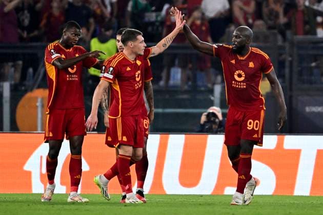 Romelu Lukaku of AS Roma (r) celebrates with Andrea Belotti and team mates after scoring the goal of 1-0 during the Europa League Group G football match between AS Roma and Servette FC at Olimpico stadium in Rome (Italy), October 5th, 2023. andreaxstaccioli