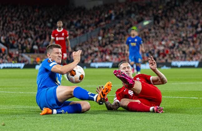 Sport Bilder des Tages Football - UEFA Europa League - Group E - Liverpool FC v Union SG LIVERPOOL, ENGLAND - Thursday, October 5, 2023: Liverpool s Diogo Jota (R) and Union SG s Alessio Castro-Montes during the UEFA Europa League Group E matchday 2 game between Liverpool FC and Union SG at Anfield. LIVERPOOL Anfield MERSEYSIDE ENGLAND  Copyright: xDavidxRawcliffex P2023-10-05-Liverpool_Union-29
