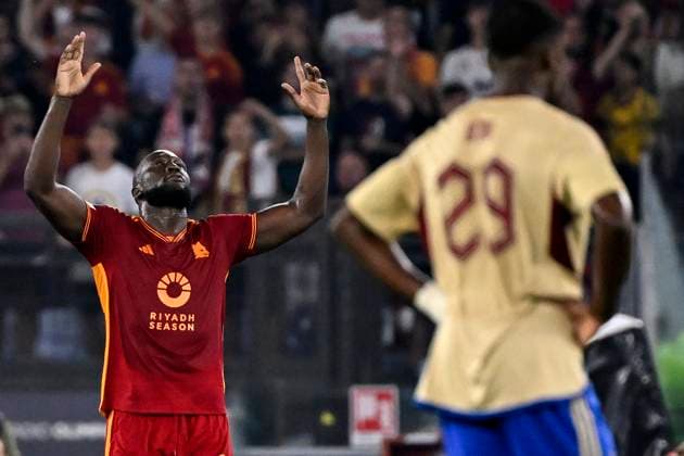 Romelu Lukaku of AS Roma (l) celebrates after scoring the goal of 1-0 during the Europa League Group G football match between AS Roma and Servette FC at Olimpico stadium in Rome (Italy), October 5th, 2023. andreaxstaccioli