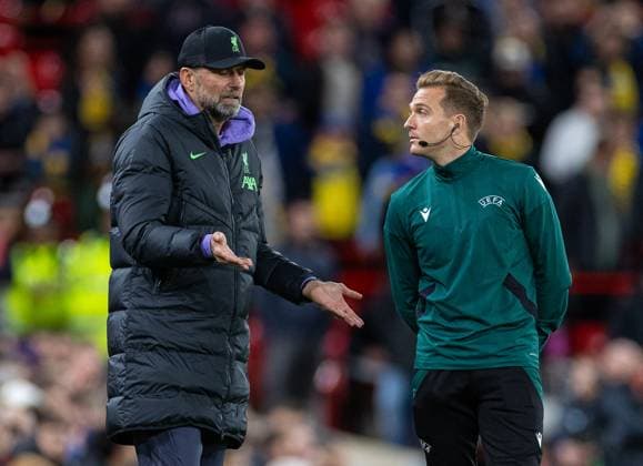 Football - UEFA Europa League - Group E - Liverpool FC v Union SG LIVERPOOL, ENGLAND - Thursday, October 5, 2023: Liverpool s manager Jürgen Klopp (L) speaks with fourth official Mikkel Redder during the UEFA Europa League Group E matchday 2 game between Liverpool FC and Union SG at Anfield. LIVERPOOL Anfield MERSEYSIDE ENGLAND  Copyright: xDavidxRawcliffex P2023-10-05-Liverpool_Union-31