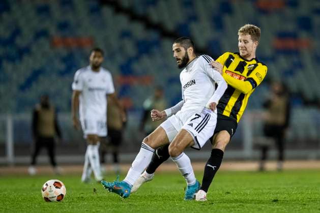 231005 Yassine Benzia of Qarabag and Samuel Gustafson of Häcken during the UEFA Europa League football match between Häcken and Qarabag on October 5, 2023 in Gothenburg Photo Mathias Bergeld BILDBYRAN code MB MB0740 football soccer football uefa europa league häcken qarabag bbeng  Copyright: MATHIASxBERGELD BB231005MB036