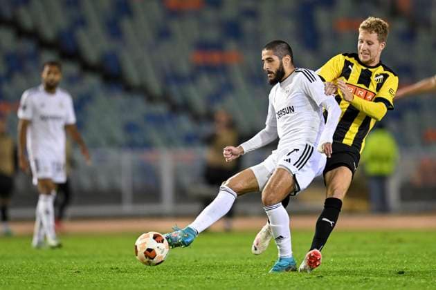 GÖTEBORG 20231005 QarabaÄüs Yassine Benzia and Häckens Samuel Gustafsson during Thursdays Europa League soccer match between BK Häcken and QarabaÄü FK from Azerbaijan at Ullevi Gothenburg Sweden x9200x  Copyright: xBjörnxLarssonxRosvall TTx EUROPA LEAGUE HÄCKEN-QARABAG