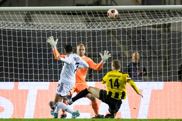 231005 Yassine Benzia of Qarabag against goalkeeper Peter Abrahamsson of Häckenduring the UEFA Europa League football match between Häcken and Qarabag on October 5, 2023 in Gothenburg Photo Mathias Bergeld BILDBYRAN code MB MB0740 football soccer football uefa europa league häcken qarabag bbeng  Copyright: MATHIASxBERGELD BB231005MB038