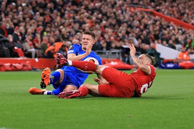 Fußball UEFA Europa League Gruppe E Liverpool gegen Union Saint Gilloise 5. Oktober 2023 UEFA Europa League Gruppe E Liverpool gegen Union Saint Gilloise Alessio Castro Montes von Union Saint Gilloise wird von Kostas Tsimikas von Liverpool angegriffen Foto Simon Stacpoole Abseits Liverpool UK  Copyright: xSimonxStacpoolexOffside