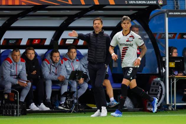 UEFA Europa League in football 2023: Molde - Bayer Leverkusen Molde 20231005. Bayer Leverkusen s coach Xabi Alonso and Piero Hincapi? during the Europa League soccer match between Molde and Bayer Leverkusen at Aker Stadion. Photo: Svein Ove Ekornesvag NTB Molde Norway EDITORIAL USE ONLY. RESTRICTED USE FOR BETTING COMPANIES Ref:_SPO902ypBUPM_8.jpg  Copyright: xSveinxOvexEkornesvagx xNTBx