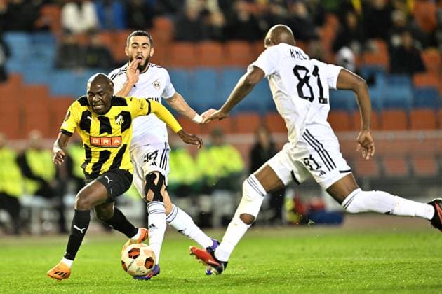GÖTEBORG 20231005 Häckens Edward Chilufya against Qarabags Elvin Jafarguliyev and Qarabags Kevin Medina during Thursdays Europa League soccer match between BK Häcken and Qarabag FK from Azerbaijan at Ullevi Gothenburg Sweden x9200x  Copyright: xBjörnxLarssonxRosvall TTx EUROPA LEAGUE HÄCKEN-QARABAG