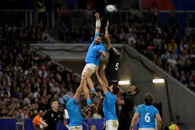Sport Themen der Woche KW40 Sport Bilder des Tages Rugby - World Cup - New Zealand vs Uruguay à Décines le 5 octobre 2023 PHOTOPQR LE PROGRES Maxime JEGAT - Décines-Charpieu 05 10 2023 - Rugby - World Cup - New Zealand vs Uruguay à Décines le 5 octobre 2023 -Ignacio Dotti (Uruguay) à la touche au cours du match opposant la Nouvelle Zélande (en noir) et l Uruguay (en bleu) à l OL Stadium à Décines et comptant pour les matches de phases de poules (match 33) de la coupe du monde de rugby 2023. - Rugby World Cup 2023 - New Zealand v Uruguay - OL Stadium Lyon Oct 05 2023 Décines-Charpieu Rhône Rhône-Alpes France  Copyright: xPHOTOPQR LExPROGRES MAXPPPxMaximexJEGATx 20231005LPL1905 20231005LPL1905