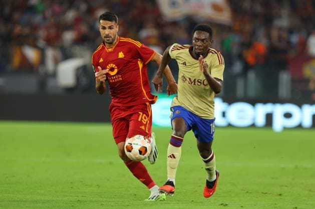 Rome, Italy 05.10.2023: Zeki Celik of Roma, Bradley Mazikou of Servette in action during the UEFA Europa League 2023-2024, group G, football match between AS Roma vs Servette FC at Olympic Stadium in Rome.  Copyright: xMarcoxIacobucci IPAxSportx xipa-x xx IPA_40798182 IPA_IPA40798182