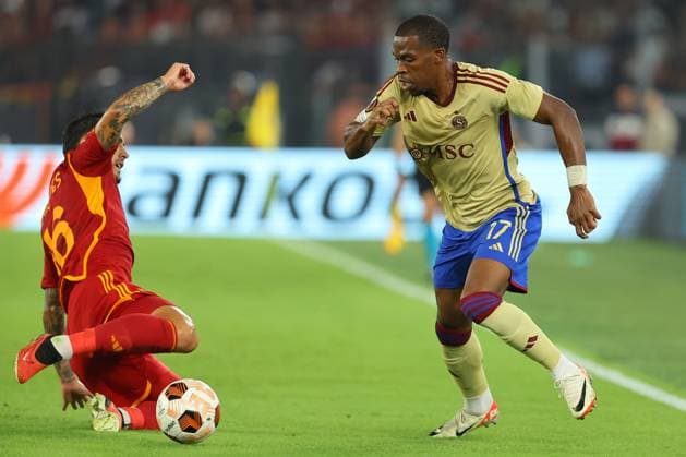 Rome, Italy 05.10.2023: Leandro Paredes of Roma, Dereck Kutesa of Servette in action during the UEFA Europa League 2023-2024, group G, football match between AS Roma vs Servette FC at Olympic Stadium in Rome.  Copyright: xMarcoxIacobucci IPAxSportx xipa-x xx IPA_40798199 IPA_IPA40798199