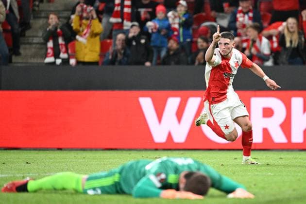 From left soccer players Maksym Koval - goalie of Tiraspol and Christos Zafeiris of Slavia Praha scores during the Football Europe League 2nd round match, group G match Slavia Praha vs Sheriff Tiraspol in Prague, Czech Republic, October 5, 2023. (CTKxPhoto MichalxKamaryt) CTKPhotoP2023100509691  CTKPhotoP2023100509691