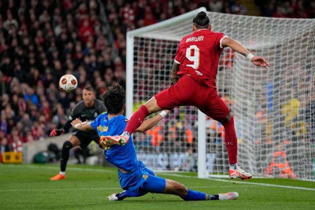 UEFA Europa League Group E Liverpool vs Union Saint-Gilloise Darwin Nunez 9 of Liverpool crosses the ball during the UEFA Europa League match Liverpool vs Union Saint-Gilloise at Anfield, Liverpool, United Kingdom, 5th October 2023 (Photo by Steve Flynn News Images) Liverpool Anfield Merseyside United Kingdom Copyright: xStevexFlynn NewsxImagesx