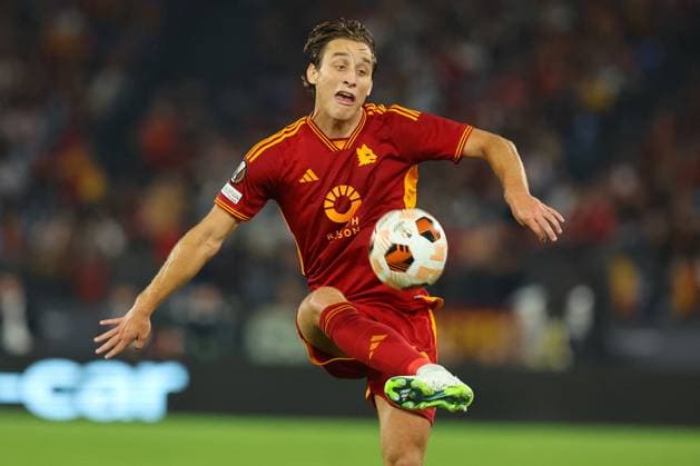 Football Europa League match - AS Roma vs Servette FC Rome, Italy 05.10.2023: Edoardo Bove of Roma in action during the UEFA Europa League 2023-2024, group G, football match between AS Roma vs Servette FC at Olympic Stadium in Rome. Rome Italy  Copyright: xIPAxSport ABACAx BRIPASport20231005_552 IPAxSport ABACAx BRIPASport20231005_552