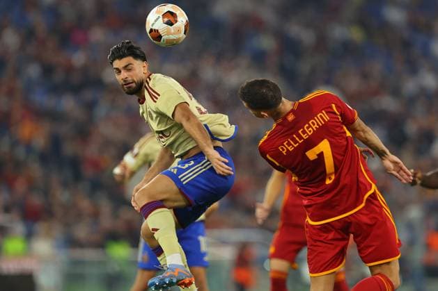 Football: UEFA Europa League 2023-2024 - group G - AS Roma vs Servette FC at Olympic Stadium in Rome on 05th october 2023 Rome, Italy 05.10.2023: Nicolas Vouilloz of Servette, Lorenzo Pellegrini of Roma in action during the UEFA Europa League 2023-2024, group G, football match between AS Roma vs Servette FC at Olympic Stadium in Rome. Rome Olympic italy Copyright: xmarcoxiacobucci