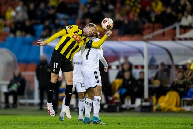 231005 Samuel Gustafson of Häcken and Yassine Benzia of Qarabag during the UEFA Europa League football match between Häcken and Qarabag on October 5, 2023 in Gothenburg Photo Mathias Bergeld BILDBYRAN kod MB MB0740 fotboll football soccer fotball uefa europa league häcken qarabag bbeng  Copyright: MATHIASxBERGELD BB231005MB046