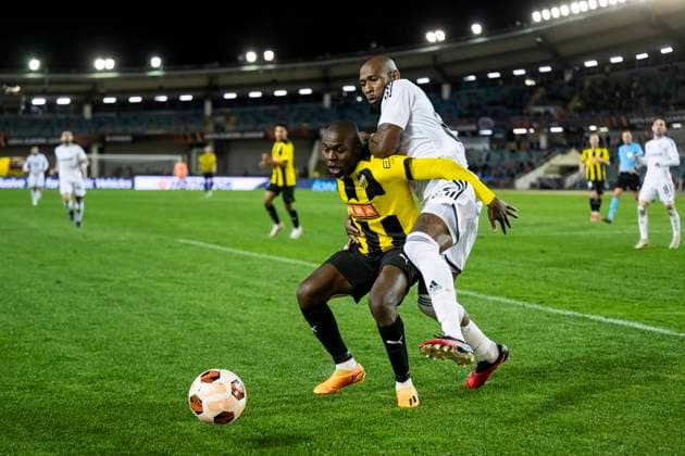 231005 Edward Chilufya of Häcken and Kevin Medina of Qarabag during the UEFA Europa League football match between Häcken and Qarabag on October 5, 2023 in Gothenburg Photo Mathias Bergeld BILDBYRAN kod MB MB0740 fotboll football soccer football uefa europa league häcken qarabag bbeng  Copyright: MATHIASxBERGELD BB231005MB047