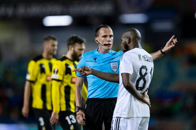 231005 Referee Sebastian Gishamer and Kevin Medina of Qarabag during the UEFA Europa League football match between Häcken and Qarabag on October 5, 2023 in Gothenburg Photo Mathias Bergeld BILDBYRAN code MB MB0740 football soccer football uefa europa league häcken qarabag bbeng  Copyright: MATHIASxBERGELD BB231005MB049