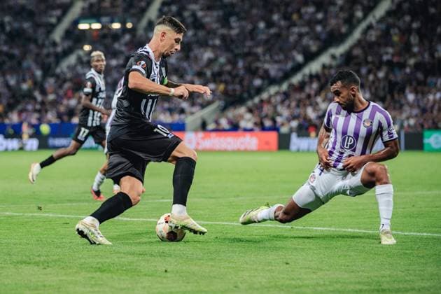 SOCCER - UEFA EL, Toulouse vs LASK TOULOUSE,FRANCE,05.OCT.23 - SOCCER - UEFA Europa League, group stage, Toulouse FC vs Linzer ASK. Image shows Robert Zulj (LASK) and Cristian Casseres (Toulouse).  GEPAxpictures xManuelxBinder