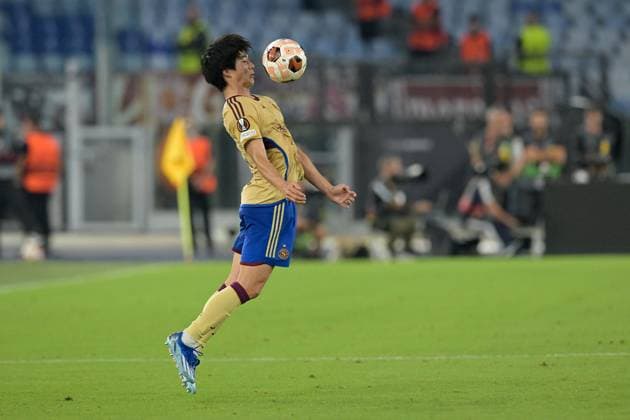 IPP20231005 Football - soccer: UEFA Europa League 2023 2024, A.S. Roma - Servette FC, Keigo Tsunemoto tenta lo stop di petto (Verwendung nur in Deutschland - GERMANY ONLY) *** IPP20231005 Football soccer UEFA Europa League 2023 2024, A S Roma Servette FC, Keigo Tsunemoto tenta lo stop di petto Use only in Germany GERMANY ONLY 