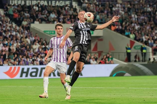SOCCER - UEFA EL, Toulouse vs LASK TOULOUSE,FRANCE,05.OCT.23 - SOCCER - UEFA Europa League, group stage, Toulouse FC vs Linzer ASK. Image shows Rasmus Nicolaisen (Toulouse) and Marin Ljubicic (LASK).  GEPAxpictures xManuelxBinder
