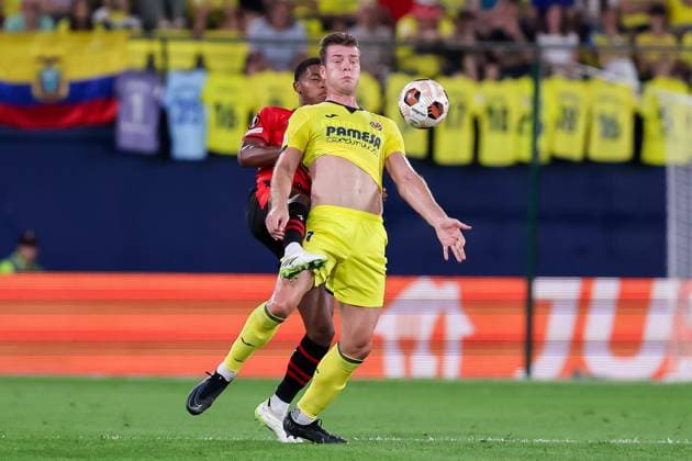 Alexander Sorloth of Villarreal CF controls the ball during the UEFA Europa League match between Villarreal and Rennes at Estadio de la Ceramica on October 5, 2023 in Villarreal, Spain. FOOTBALL : Villarreal vs Stade Rennes Football Club - UEFA Europa Leage - 05 10 2023 AlvaroMedranda Panoramic 
