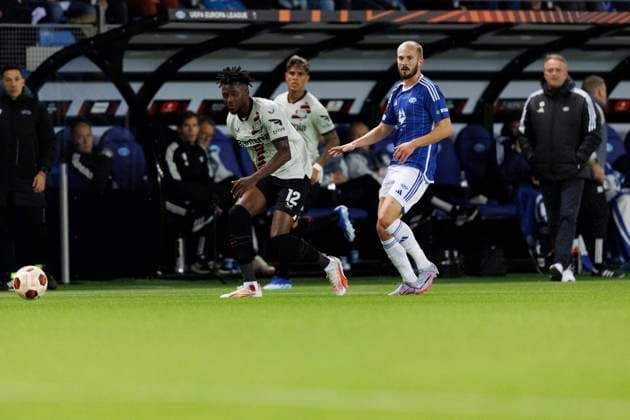 UEFA Europa League i fotball 2023: Molde - Bayer Leverkusen (1-2) Molde 20231005. Moldes Eirik Hestad (th) og Edmond Tapsoba under Europa League kampen i fotball mellom Molde og Bayer Leverkusen pa Aker Stadion. Moldes trener Erling Moe i bakgrunnen til hoyre. Foto: Svein Ove Ekornesvag NTB Molde Norge EDITORIAL USE ONLY. RESTRICTED USE FOR BETTING COMPANIES Ref:_SPO78bpjKpUUqo.jpg  Copyright: xSveinxOvexEkornesvagx xNTBx