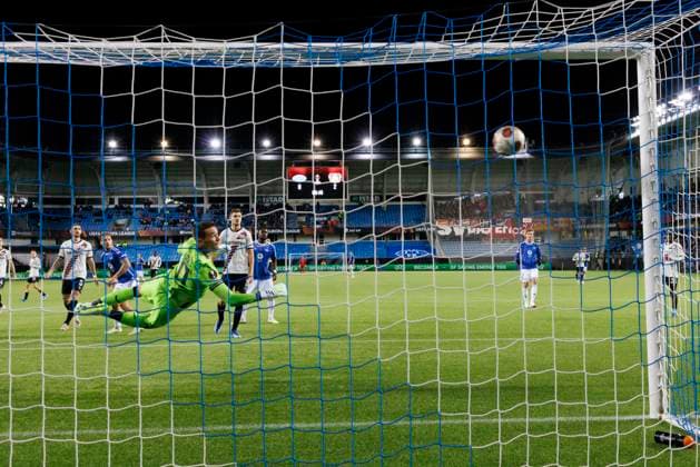 UEFA Europa League i fotball 2023: Molde - Bayer Leverkusen (1-2) Molde 20231005. Bayer Leverkusens Mat?j Kova? slipper inn 1-2 malet til Emil Breivik (utenfor bildet t.v.) under Europa League kampen i fotball mellom Molde og Bayer Leverkusen pa Aker Stadion. Foto: Svein Ove Ekornesvag NTB Molde Norge EDITORIAL USE ONLY. RESTRICTED USE FOR BETTING COMPANIES Ref:_SPOkO6joytUr4s.jpg  Copyright: xSveinxOvexEkornesvagx xNTBx