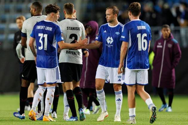 UEFA Europa League i fotball 2023: Molde - Bayer Leverkusen (1-2) Molde 20231005. Moldes Mathias Fjortoft Lovik (tv) tar Martin Ellingsen i handen etter Europa League kampen i fotball mellom Molde og Bayer Leverkusen pa Aker Stadion. Foto: Svein Ove Ekornesvag NTB Molde Norge EDITORIAL USE ONLY. RESTRICTED USE FOR BETTING COMPANIES Ref:_SPOoqWegWPhp90.jpg  Copyright: xSveinxOvexEkornesvagx xNTBx