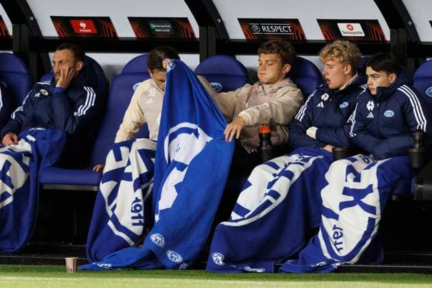 UEFA Europa League i fotball 2023: Molde - Bayer Leverkusen (1-2) Molde 20231005. Moldes Gustav Nyheim tar pa seg et pledd under Europa League kampen i fotball mellom Molde og Bayer Leverkusen pa Aker Stadion. Foto: Svein Ove Ekornesvag NTB Molde Norge EDITORIAL USE ONLY. RESTRICTED USE FOR BETTING COMPANIES Ref:_SPOUXO39S8Ic5o.jpg  Copyright: xSveinxOvexEkornesvagx xNTBx