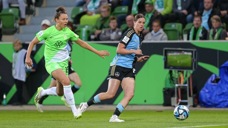 f l Fenna Kalma VfL Wolfsburg, 19 and Lara Schmidt 1 FC Nürnberg, 27 in duel, duel, dynamic, action, game scene, THE DFB REGULATIONS PROHIBIT ANY USE OF PHOTOGRAPHS AS IMAGE SEQUENCES AND OR QUASI VIDEO , 06 10 2023, Wolfsburg Germany , Football , Google Pixel Womens Bundesliga , VfL Wolfsburg 1 FC Nürnberg xobx