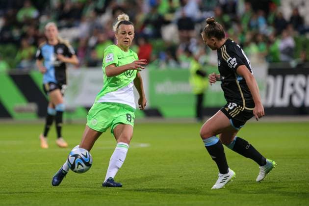 f l Lena Lattwein VfL Wolfsburg, 8 and Jessica May 1 FC Nürnberg, 6 in duel, duel, dynamic, action, game scene, THE DFB REGULATIONS PROHIBIT ANY USE OF PHOTOGRAPHS AS IMAGE SEQUENCES AND OR QUASI VIDEO , 06 10 2023, Wolfsburg Germany , Football, Google Pixel Womens Bundesliga, VfL Wolfsburg 1 FC Nürnberg xobx