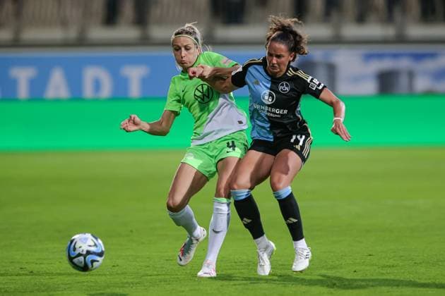 f l Kathrin Hendrich Kathy, VfL Wolfsburg, 4 and Elena Mühlemann 1 FC Nürnberg, 14 in duel, duel, dynamic, action, game scene, THE DFB REGULATIONS PROHIBIT ANY USE OF PHOTOGRAPHS AS IMAGE SEQUENCES AND OR QUASI VIDEO , 06 10 2023, Wolfsburg Germany , Football , Google Pixel Womens Bundesliga , VfL Wolfsburg 1 FC Nürnberg xobx