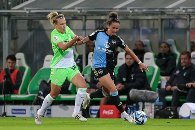 f l Kristin Demann VfL Wolfsburg, 17 and Elena Mühlemann 1 FC Nürnberg, 14 in duel, duel, dynamic, action, game scene, THE DFB DIRECTIVES PROHIBIT ANY USE OF PHOTOGRAPHS AS IMAGE SEQUENCES AND OR QUASI VIDEO , 06 10 2023, Wolfsburg Germany , Football , Google Pixel Womens Bundesliga , VfL Wolfsburg 1 FC Nürnberg xobx