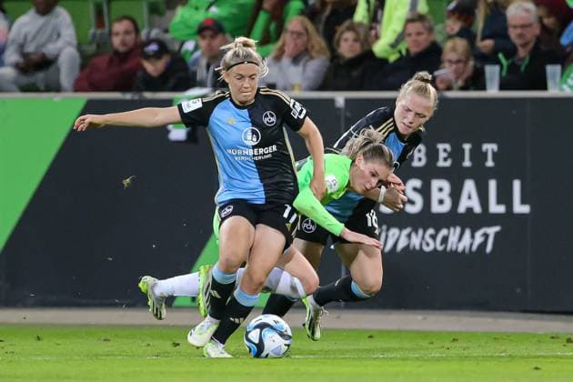 f l Livia Brunmair 1 FC Nürnberg, 17 , Jule Brand VfL Wolfsburg, 29 and Franziska Mai 1 FC Nürnberg, 18 in duel, duel, dynamic, action, game scene, THE DFB DIRECTIVES PROHIBIT ANY USE OF PHOTOGRAPHS AS IMAGE SEQUENCES AND OR QUASI VIDEO , 06 10 2023, Wolfsburg Germany , Football , Google Pixel Womens Bundesliga , VfL Wolfsburg 1 FC Nürnberg xobx