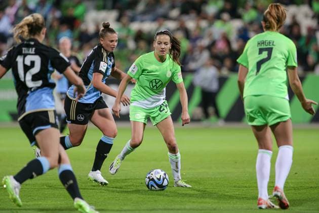 v li Joelle Wedemeyer VfL Wolfsburg, 24 on the ball, single image, full body, action, action, game scene, THE DFB DIRECTIVES PROHIBIT ANY USE OF PHOTOGRAPHS AS IMAGE SEQUENCES AND OR QUASI VIDEO , 06 10 2023, Wolfsburg Germany , Football , Google Pixel Women Bundesliga , VfL Wolfsburg 1 FC Nürnberg xobx