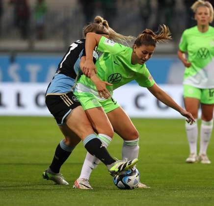 VfL vs Nuremberg, BL Women Wolfsburg, 06 10 2023, FOOTBALL VfL Wolfsburg vs 1 FC Nuremberg, Google Pixel Women Bundesliga, Season 2023 24 Livia Brunmair FC Nuremberg , Chantal Hagel VfL Wolfsburg Wolfsburg