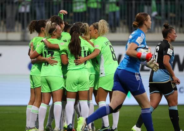 VfL vs Nuremberg, BL Women Wolfsburg, 06 10 2023, FOOTBALL VfL Wolfsburg vs 1 FC Nuremberg, Google Pixel Women Bundesliga, Season 2023 24 Fenna Kalma VfL Wolfsburg cheers with the team after her goal to make it 1 0 Wolfsburg