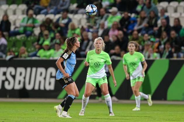 v li Elena Mühlemann 1 FC Nürnberg, 14 at header, action, action, game scene, THE DFB DIRECTIVES PROHIBIT ANY USE OF PHOTOGRAPHS AS IMAGE SEQUENCES AND OR QUASI VIDEO , 06 10 2023, Wolfsburg Germany , Football, Google Pixel Women Bundesliga, VfL Wolfsburg 1 FC Nürnberg xobx