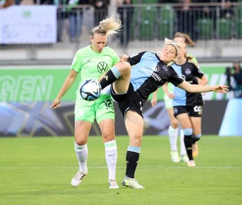 Kristin Demann VfL Wolfsburg , Franziska Mai 1 FC Nuernberg Football, Women, Season 2023 2024, 1 League, Google Pixel Women Bundesliga, VfL Wolfsburg vs 1 FC Nuernberg DFL REGULATES PROHIBIT ANY USE OF PHOTOGRAPHS AS IMAGE SEQUENCES AND OR QUASI VIDEO