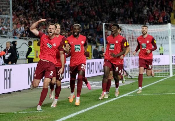 Sport Themen der Woche KW40 Sport Bilder des Tages Fussball - 2. Bundesliga - Saison 2023 24 Kaiserslautern - Fritz-Walter-Stadion 06.10.2023 1. FC Kaiserslautern (fck) - Hannover 96 (h) Boris TOMIAK (1. FC Kaiserslautern), li, jubelt nach seinem Tor, v.li: Tymoteusz PUCHACZ (1. FC Kaiserslautern) , Richmond TACHIE, Ragnar ACHE (1. FC Kaiserslautern) und Julian HIEHUES (1. FC Kaiserslautern) Fussball - 2. Bundesliga - 1. FC Kaiserslautern *** Football 2 Bundesliga season 2023 24 Kaiserslautern Fritz Walter Stadium 06 10 2023 1 FC Kaiserslautern fck Hannover 96 h Boris TOMIAK 1 FC Kaiserslautern , l, cheers after his goal, v l Tymoteusz PUCHACZ 1 FC Kaiserslautern , Richmond TACHIE, Ragnar ACHE 1 FC Kaiserslautern and Julian HIEHUES 1 FC Kaiserslautern Football 2 Bundesliga 1 FC Kaiserslautern