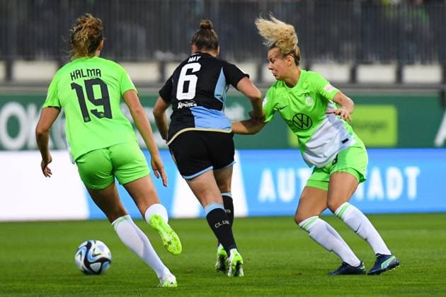 Soccer I Women I Season 2023 2024 I 3 Matchday I VfL Wolfsburg 1 FC Nuremberg I 06 10 2023 fight for the ball, Jessica May 6, 1 FC Nuremberg musss hold their own against Fenna Kalma 19, VfL Wolfsburg and Lena Lattwein 8, VfL Wolfsburg Wolfsburg AOK Stadion Lower Saxony Germany Copyright: xLobeca InesxHähnelx